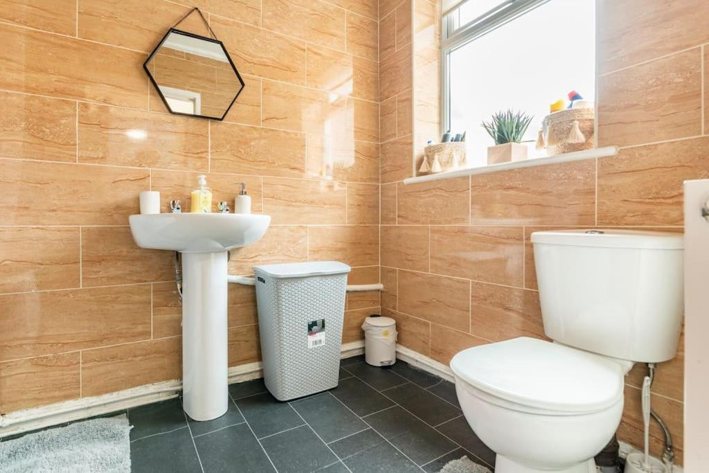 Home Near Anfield And Everton Fc With Free Parking Liverpool Buitenkant foto