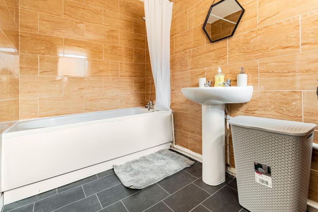 Home Near Anfield And Everton Fc With Free Parking Liverpool Buitenkant foto
